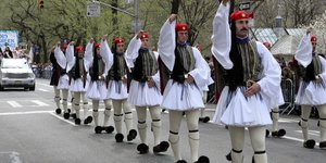 Τσολιάδες παρελαύνουν στο Μανχάταν