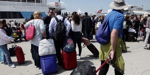 Πειραιάς εκδρομείς με βαλίτσες και καπέλα