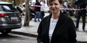 Ολγα Γεροβασίλη με μαύρο σακάκι και λευκό μακό