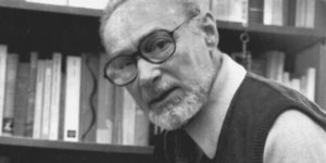 Πρίμο Λέβι με γυαλιά στη βιβλιοθήκη 