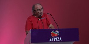 Ο Πάνος Λάμπρου στο βήμα