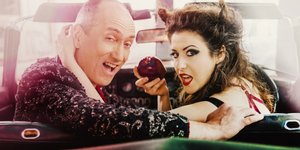 Ζευγάρι με μήλο μέσα σε αυτοκίνητο 