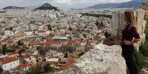 Γυναίκα κοιτάει την Αθήνα από ψηλά 
