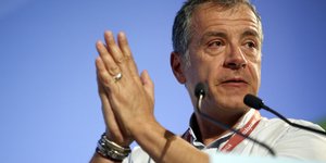 Σταύρος Θεοδωράκης με λευκό πουκάμισο 