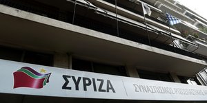 Η πινακίδα με το σήμα του ΣΥΡΙΖΑ στα γραφεία της Κουμουνδούρου