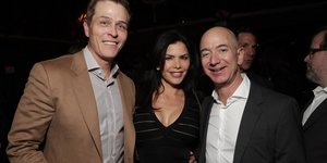 Η Λόρεν Σάντσεζ με τον σύζυγό της και τον Τζεφ Μπέζος