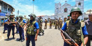 Αστυνομικοί φρουρούν ναό στην πρωτεύουσα της Σρι Λάνκα