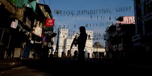 Αστυνομικός φρουρεί ένα από τα σημεία των επιθέσεων της Κυριακής στη Σρι Λάνκα