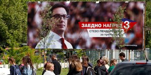 Προεκλογική αφίσα του νικητή του πρώτου γύρου, Στέβο Πενταρόφσκι