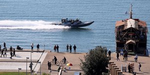 Θερμαϊκός κόσμος στην παραλία κ λιμενικο σκάφος