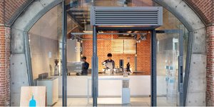 To καφέ μέσα στη γέφυρα του Τόκυο 