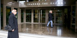 Τράπεζα της Ελλάδος δυο άντρες στην είσοδο