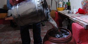 Χύμα τσίπουρο σε βαρέλι