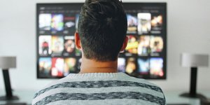 Μπροστά σε οθόνες