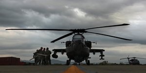 Αμερικανοί στρατιώτες φορτώνουν πυραύλους σε ελικόπτερο Apache