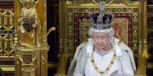 Η βασίλισσα Ελισάβετ στο θρόνος της 
