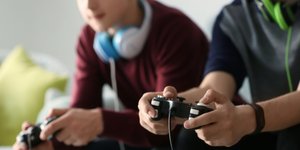 Παιδιά παίζουν video game 