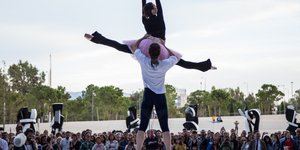 Ζευγάρι χορεύει μπροστά σε κόσμο 