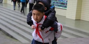  O Ζου Μπινγκγιάνγκ μεταφέρει τον φίλο του Ζανγκ Ζε στις πλάτες του 