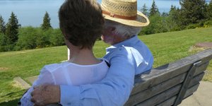 Ζευγάρι σε παγκάκι 