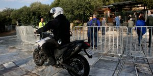 Ανδρας της ΔΙΑΣ έξω από την Ακρόπολη