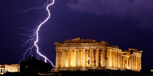 Τέσσερις τραυματίες από κεραυνό στην Ακρόπολη