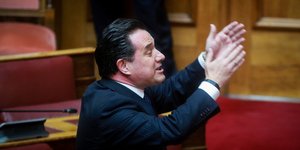 Ο Αδωνις Γεωργιάδης χειρονομεί προς τα υπουργικά έδρανα στη Βουλή
