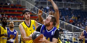 Στιγμιότυπο από αγώνα ΑΕΚ-ΛΑΥΡΙΟ 