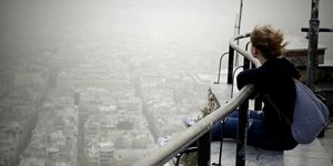 Φωτογραφία από τον Λυκαβηττό στην οποία απεικονίζεται ένα πυκνό πέπλο αφρικανικής σκόνης να καλύπτει την Αθήνα.