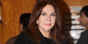 H Αγάπη Πολίτη στο θέατρο φορώντας μαύρο παλτό και φλοράλ φούστα