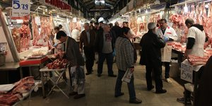 Πασχαλινη αγορά, κρεατα, έμποροι, κόσμος