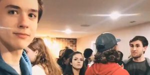 Αγόρια και κορίτσια σε πάρτι