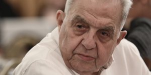 Αλέκος Φλαμπουράρης με λευκό πουκάμισο