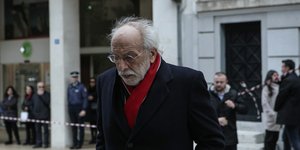 Αλέξανδρος Λυκουρέζος με κόκκινο κασκόλ