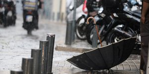 Αναποδογυρισμένη ομπρέλα βροχές