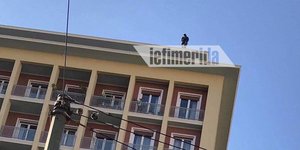 Ανδρας απειλεί να πέσει από ταράτσα στο υπουργείο Εσωτερικών