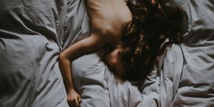 Κορίτσι στο κρεβάτι