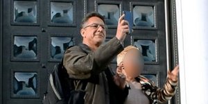 Ο Κώστας Αρβανίτης με το κινητό στο χέρι