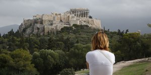 Γυνάικα σε αρχαιολογικό χώρο στην Αθήνα