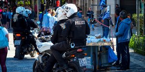 Αστυνομικοί κάνουν περιπολία στην Αθήνα
