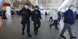 Αστυνομικοί στο αεροδρόμιο Τιράνων