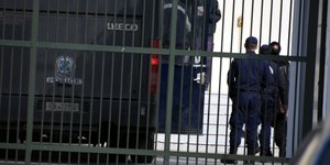 Αστυνομικοί στο προαύλιο φυλακής