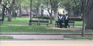 Αστυνομικοί κουβαλούν άντρα έξω από τον Λευκό Οίκο