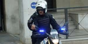 Αστυνομικοί της ομάδας ΔΙΑΣ επάνω σε μηχανή