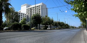 Αδειος ο δρόμος στην Αθήνα μπροστά από το Hilton