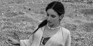 Η Αθηνά Οικονομάκου με το μπικίνι της στην άμμο