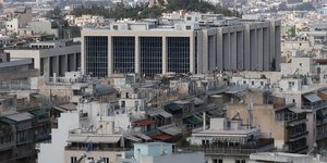 Φωτογραφία της περιοχής του Γκύζη από ψηλά. Πίσω από τις πολυκατοικίες εμφανίζεται και το κτίριο που στεγάζει τον Αρειο Πάγο.
