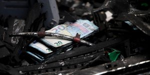 Χαρτονομίσματα σε κατεστραμμένο ΑΤΜ