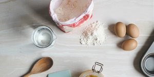 Πάγκος κουζίνας με αυγά, αλεύρι και σπάτουλες 