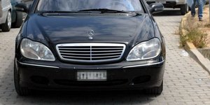 Η μάσκα μιας μαύρης μερσεντές